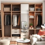 Szafa do małego mieszkania: jak wybrać funkcjonalne i optycznie powiększające rozwiązanie