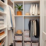 Organizacja szafy w małym mieszkaniu: praktyczne rozwiązania i triki na funkcjonalną przestrzeń