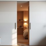 Drzwi przesuwne w małym mieszkaniu: jak wybrać system oszczędzający miejsce i poprawiający funkcjonalność